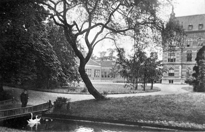 835552 Gezicht in het park Nieuweroord te Utrecht met rechts een deel van het 2e Administratiegebouw van de ...